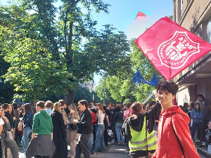 Протест испред Пете београдске гимназије, две професорке остале без уговора