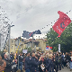 Протест испред Централног затвора у Београду; група грађана и опозиционара испред полиције у Краљеву
