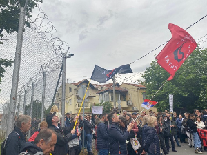 Протест испред Централног затвора у Београду; група грађана и опозиционара испред полиције у Краљеву