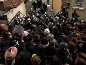 Поново инциденти испред суда у Новом Саду, полиција употребила бибер спреј