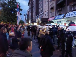 Протест код штандa СНС-а у Новом Саду - увреде, јаја и кордон полиције