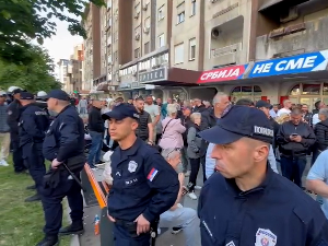 Протест код штандa СНС-а у Новом Саду - увреде гађање јајима и кордон полиције између две групе грађана