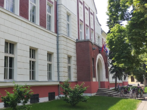 Бечеј, пао малтер са плафона током часа у гимназији, једна ученица у Ургентном центру због повреде лакта