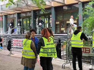 Протест испред Владе у Београду, предата петиција за изборе; девети дан блокаде суда и тужилаштва у Новом Саду