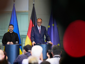 Мерц: Помоћ Украјини за производњу оружја дугог домета; Путинов помоћник: Трамп недовољно упућен