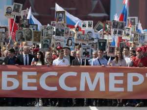 Бесмртни пук у Вашингтону први пут од почетка рата у Украјини — портрети ветерана, црвене заставе и "каћуша"