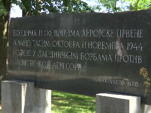 Деца из Јагодине и Русије очистила простор око спомен-костурнице бораца Црвене армије