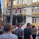 Протест испред зграде суда у Ужицу због хапшења матуранта осумњиченог за напад на новинарку Информера Протест испред зграде суда у Ужицу због хапшења матуранта осумњиченог за напад на новинарку Информера