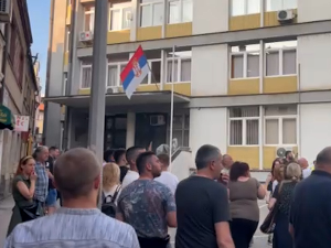 Протест испред зграде суда у Ужицу због хапшења матуранта осумњиченог за напад на новинарку Информера