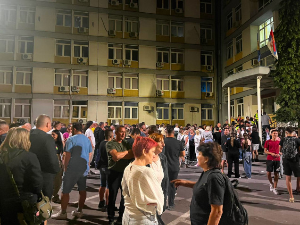 Протест испред зграде суда у Ужицу због хапшења матуранта осумњиченог за напад на новинарку Информера