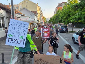 "Хоћемо да дишемо" - протест у Краљеву због паљења градског сметлишта и загађеног ваздуха