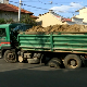Камион пропао кроз асфалт улици Господара Вучића у Београду