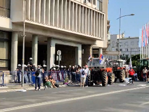 Блокирана зграда Скупштине Новог Сада, полиција обезбедила улаз одборницима и запосленима