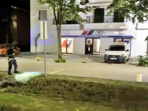 Излог просторија СНС-а у Врњачкој Бањи оштећен хицима из ватреног оружја, ухапшен осумњичени