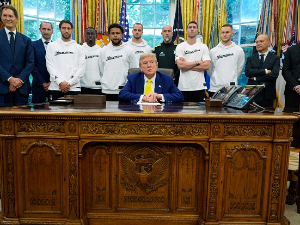 Јувентусова непријатна посета Белој кући - Трамп остао без одговора на питање о трансродним спортистима (Tanjug/AP Photo / Alex Brandon) Јувентусова непријатна посета Белој кући - Трамп остао без одговора на питање о трансродним спортистима