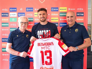 Вељковић званично представљен у црвено-белом дресу (ФК Црвена звезда) Вељковић званично представљен у црвено-белом дресу