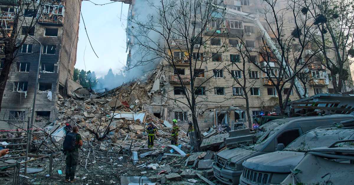 Пожари у Кијеву после руског напада, погинуло шест особа; Москва: ПВО обарао дронове изнад неба