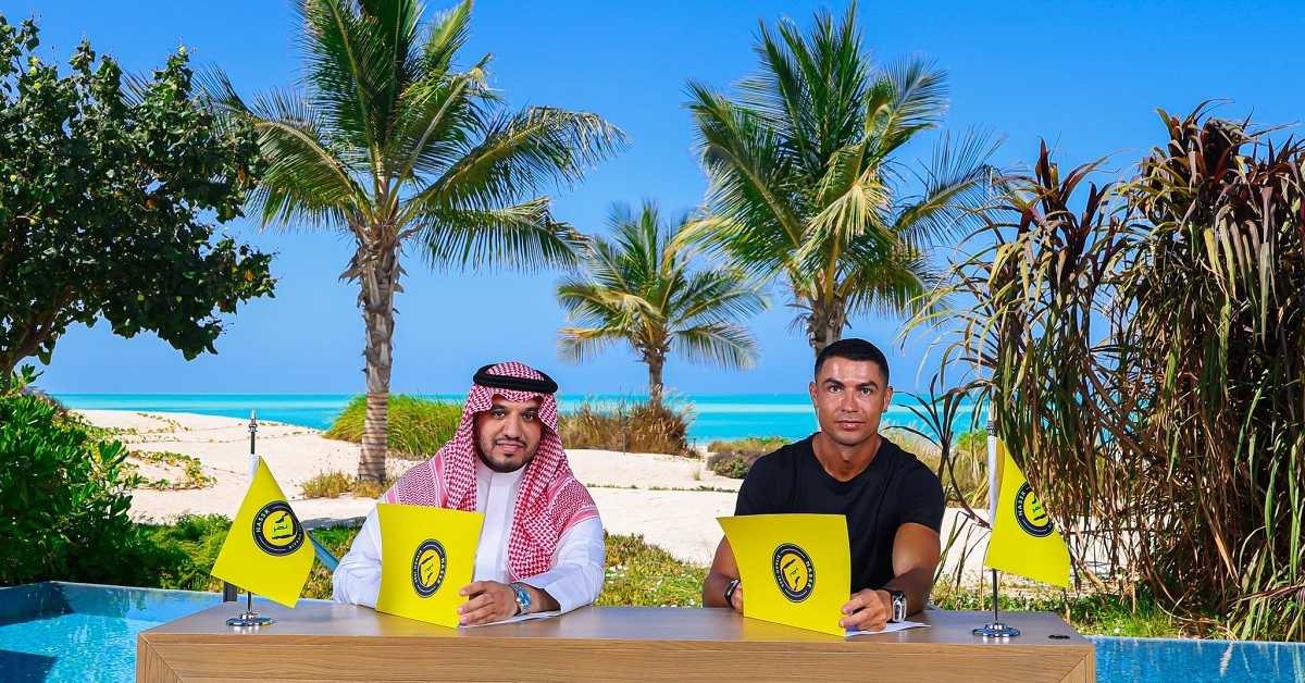 Море, сунце и милиони - Роналдо под палмама продужио уговор са Ал Насром (@AlNassrFC_EN) Море, сунце и милиони - Роналдо под палмама продужио уговор са Ал Насром