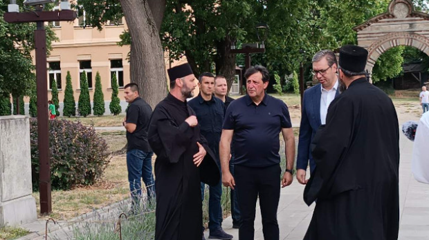 Вучић у Крушевцу: Очински позивам све који би да руше сутра српску државу, да то не чине (РТС) Вучић у Крушевцу: Очински позивам све који би да руше сутра српску државу, да то не чине