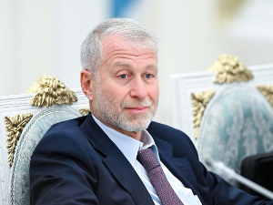 Британска влада изводи Абрамовича на суд - спор око 2,5 милијарде које могу да заврше у Украјини (Tanjug/AP Photo / KREMLIN POOL) Британска влада изводи Абрамовича на суд - спор око 2,5 милијарде које могу да заврше у Украјини