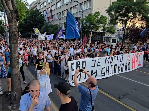 Протест испред Председништва због претученог колеге - 