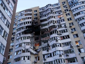 Украјина: Погођена стамбена зграда у Луцку; Русија: Одбијен украјински напад на Москву, експлозија на прузи у Белгороду