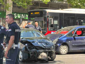 Судар на углу Таковске и 27. марта, две девојчице и мушкарац са тешким повредама превезени у Ургентни центар