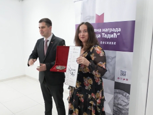 Награда „Новица Тадић“ у рукама песникиње Ирене Плаовић Награда „Новица Тадић“ у рукама песникиње Ирене Плаовић