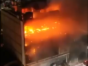 Најмање 50 људи погинуло у пожару у тржном центру у Ираку