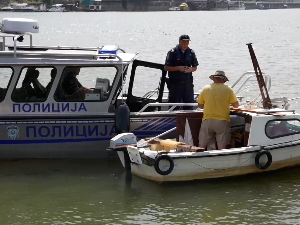 Речна полиција прискаче у помоћ и дели флајере – порука свима који скачу са чамца и поред сплавова