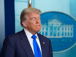 Трамп писмима обавестио више од 10  држава о новим царинама, шта чека Србију