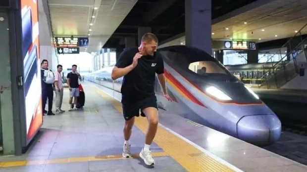 Јокићева турнеја по Кини - тркање са брзим возом, 30 хиљада фанова у Пекингу и натпис на ћирилици Јокићева турнеја по Кини - тркање са брзим возом, 30 хиљада фанова у Пекингу и натпис на ћирилици