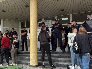 Запослени и управа ушли у зграду Државног универзитета у Новом Пазару, студенти тврде да су избачени