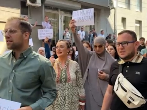 Ухапшенима у Новом Пазару одређен притвор до 30 дана, протест испред суда 