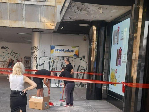 Обрушио се део фасаде парфимерије у Кнез Михаиловој, власнику наложена санација