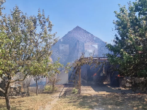 На КиМ изгореле куће повратника и зграда амбуланте у Гојбуљи код Вучитрна