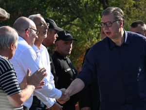 Вучић у Новом Момчилову и Коњарнику, обилази радове на обнови кућа изгорелих у пожару