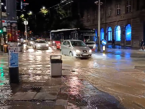 Пукла водоводна цев на углу Крунске и Кнеза Милоша, делови улица под водом 