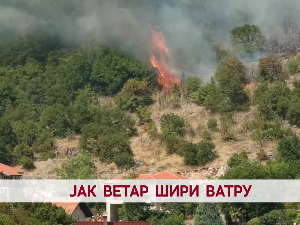 Јак ветар шири ватру