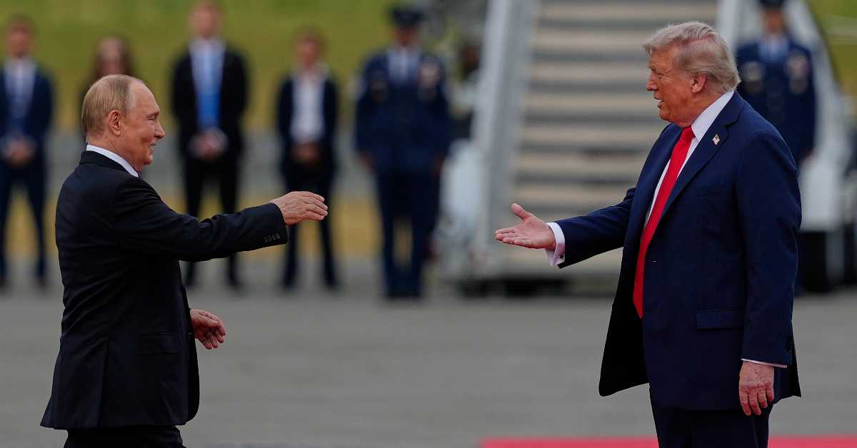 Мировни преговори на Аљасци - три минута руковања Трампа и Путина