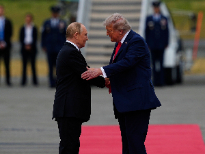 Мировни преговори на Аљасци - три минута руковања Трампа и Путина