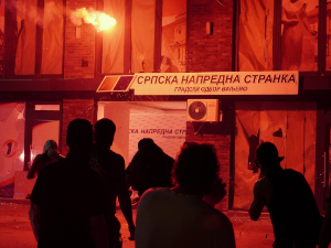 Демонстранти запалили просторије СНС-а у Ваљеву и демолирали улаз у Градску управу, инциденти у више градова