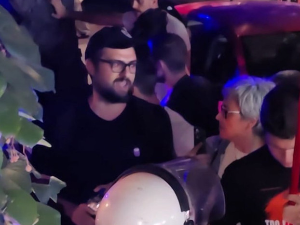 Приведен твитераш, осумњичен за напад на полицију