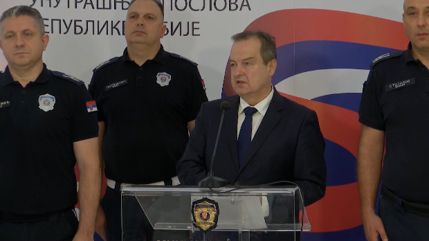 Дачић: Ништа не кријемо, ако је било злоупотребе прекорачења овлашћења полиције све ће до танчина бити испитано Дачић: Ништа не кријемо, ако је било злоупотребе прекорачења овлашћења полиције све ће до танчина бити испитано