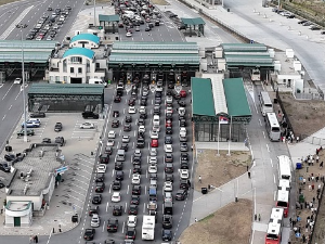 Гужве на границама, пет сати чекања на Батровцима