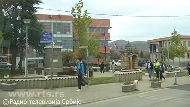 Билборд "Видовдан 2026" постављен на прилазу Грачаници