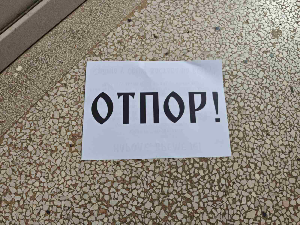 Леци са позивом на отпор у северном делу Косовске Митровице