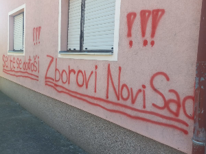Графити мржње на кући студента Владимира Балаћа у Футогу