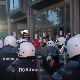 Гурање демонстраната и полиције испред Филозофског факултета у Новом Саду