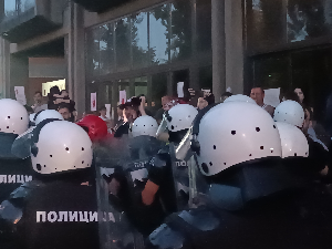Гурање демонстраната и полиције испред Филозофског факултета у Новом Саду
